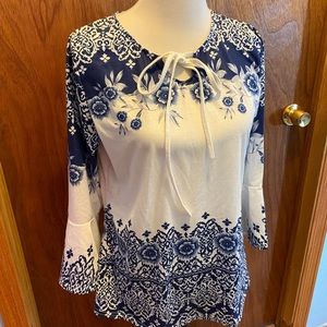 Women’s top white w/blue print,light weight knit polyester blend tee w/tie